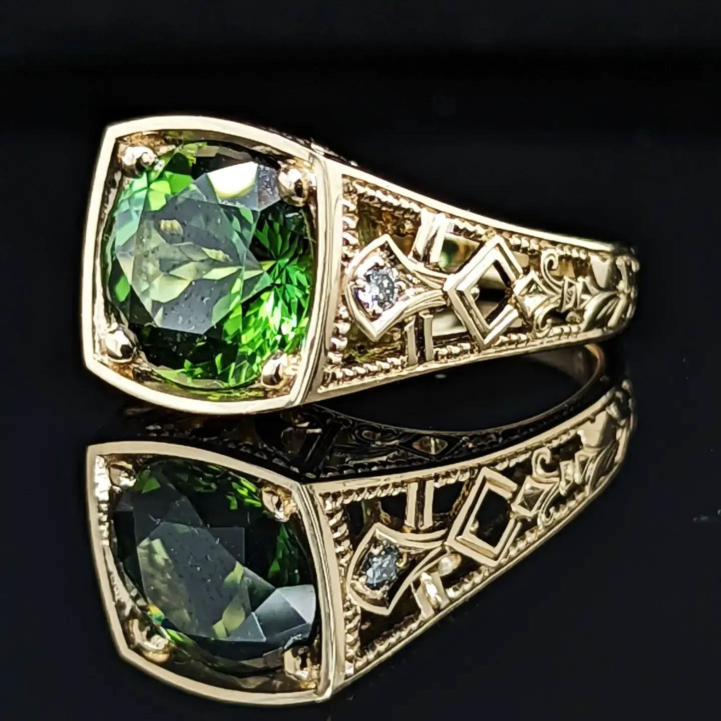 Set with Green Tourmaline in 14 K Yellow